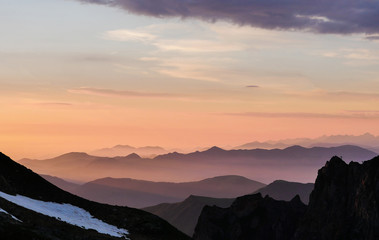 Fototapeta na wymiar Levé de soleil sur les Pyrénées