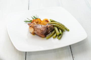 Agnello con pisellini e patate arrosto