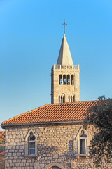 Marienkirche mit Glockenturm in der Altstadt von Rab, Kroatien