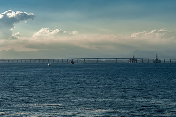 A popular Ponte Rio–Niterói, atravessa a Baía de Guanabara, com bela vista do mar, barcos,porto do Rio, plataformas de petroleo, conectando as cidades do Rio de Janeiro, Niterói e regiao dos lagos.