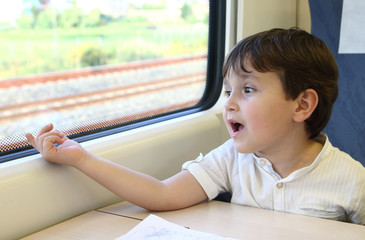 niño mirando por la ventanilla de un tren