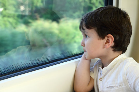 ni&ntilde;o mirando por la ventanilla de un tren