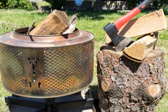 Feuerholz und eine Axt in einem Garten
