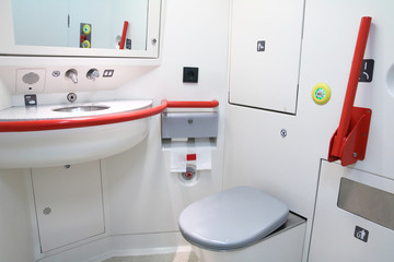 cuarto de baño moderno de un tren en españa
