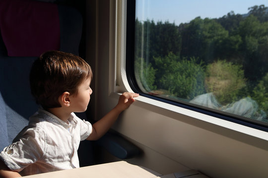 ni&ntilde;o mirando por la ventanilla de un tren