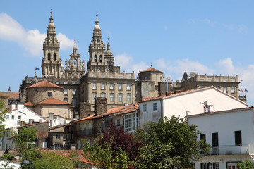 Fototapeta na wymiar catedral de Santiago de Compostela vista desde la calle Galeras