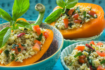 Bulgursalat mit Tomaten und Kräutern in einer Paprika