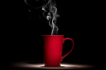 Papier Peint photo Lavable Café tasse de café rouge avec de la fumée sur fond noir