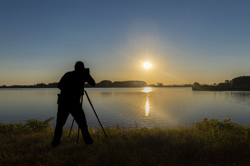 Silhouette von einem Fotografen beim Sonnenuntergang
