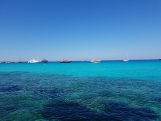 Playa Formentera oceáno y cielo junto yate barco