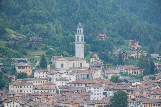 Clusone (Lombardia, Italia) - Panorama della cittadina con scorcio sulla Basilica di Santa Maria Assunta dal colle Crosio