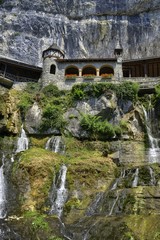 Fototapeta na wymiar St. Beatus Hölen in der Schweiz gebaut im Felsen