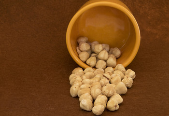 Avellanas esparcidas después de volcar el recipiente.