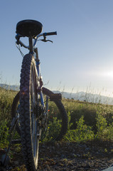 Fototapeta na wymiar gün batımına doğru bisiklet sürmek