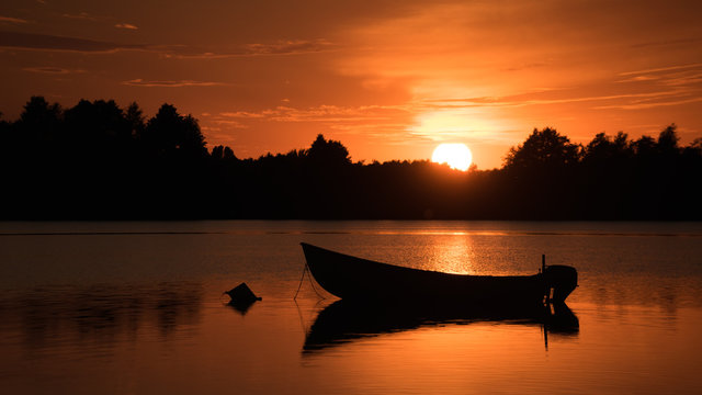 Fototapeta Zachód słońca nad wodą, łódka, jezioro