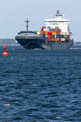 Containerschiff auf der Ostsee bei Kiel, Deutschland