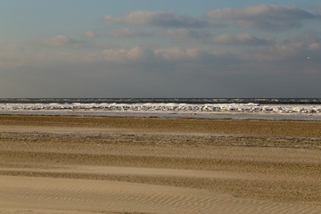 Strand mit Eisschollen am Ufer der Nordsee