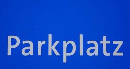 Schild mit Beschriftung Parkplatz