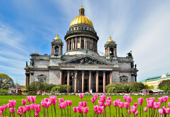 Fototapeta na wymiar Saint Isaac's Cathedral in Saint Petersburg, Russia, seen in spring with the tulips in the foreground