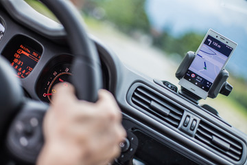 Auto Cockpit von innen, Interieur, Hände am Lenkrad, Smartphone in Handyhalterung, Navigation 