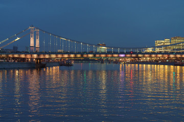 Obraz premium Brightly illuminated bridge at the sunset in Moscow