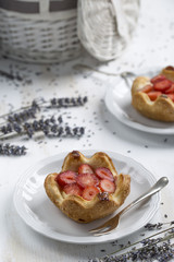 Baskets with a custard cream and strawberry