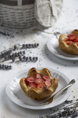 Baskets with a custard cream and strawberry
