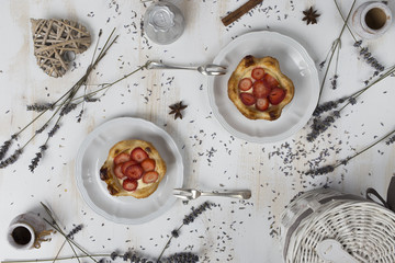 Baskets with a custard cream and strawberry