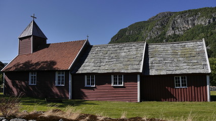 Alte historische Holzkirche unter drei Dächern in Årdal/Ardal, Norwegen