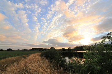 Fototapeta premium idyllischer Sonnenuntergang am See
