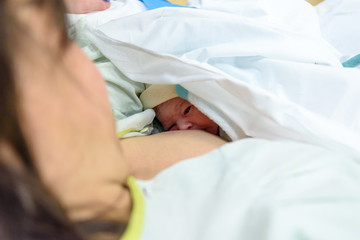 Obraz na płótnie Canvas Bebé recién nacido con su madre