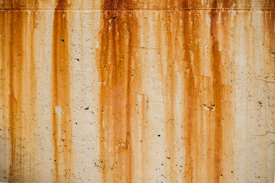 Muro de cemento con huellas de &oacute;xido