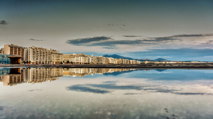 Obraz premium Panoramic View of Thessaloniki city from the Old Port, with water reflections after rain, Greece