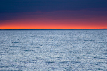 Obraz premium Red sky over calm ocean