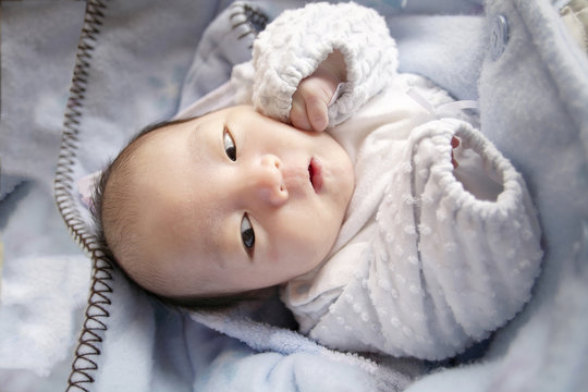 横目で見る赤ちゃん Stock 写真 Adobe Stock