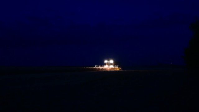 M&auml;hdrescher in der Nacht . In der erntezeit wird bis sp&auml;t in die Nacht geerntet