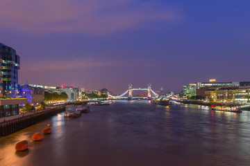 Obraz premium Night view of the Thames river in London, UK, with the Tower Bridge in the middleNight view of the Thames river in London, UK, with the Tower Bridge in the middle