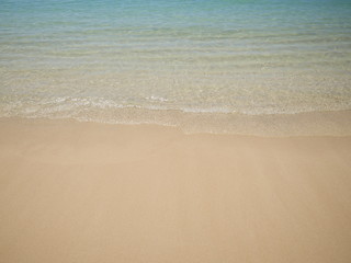Fototapeta na wymiar beach shore clear ocean water and white sand background 