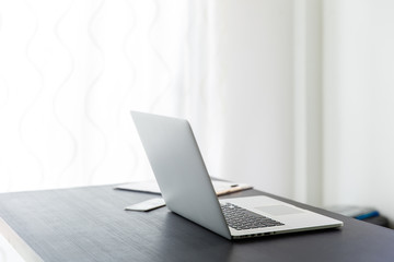 Fototapeta premium Laptop na drewnianym biurku, widok z góry kopia przestrzeń