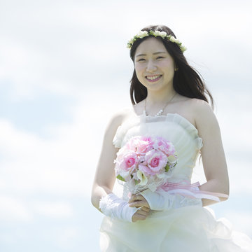 ブーケを持ち微笑む花嫁