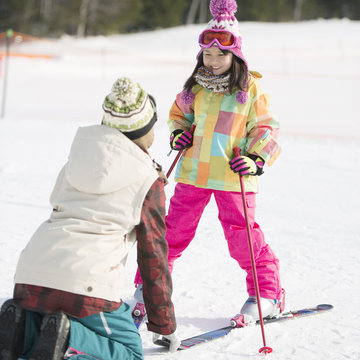 子供にスキーを教える母親