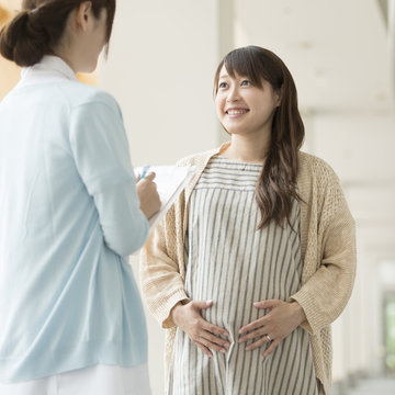 看護師と話をする妊婦