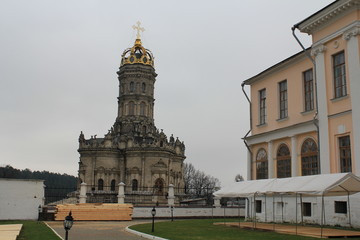 Fototapeta premium architectural column, Architecture, building, building exterior, built structure, City, Clear sky, day, dome, Facade, Government, history, incidental people, Nature, outdoors, sky, the past, tourism, 