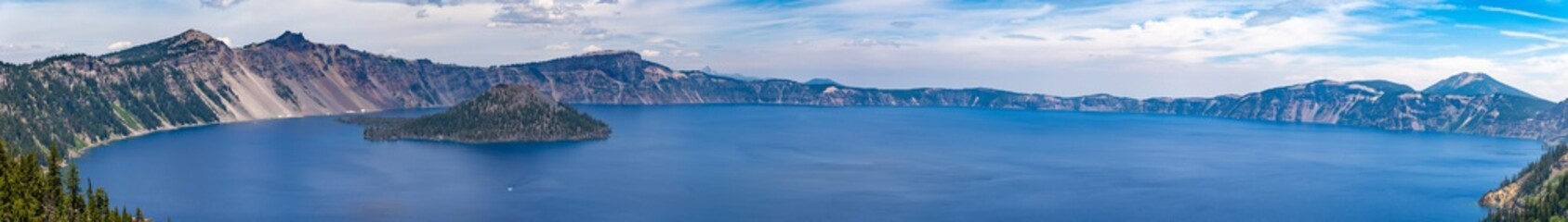Fototapeta premium Oregon Crater Lake panorama with boat from wizard island