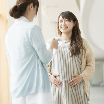 看護師と話をする妊婦