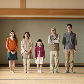 和室に並ぶ3世代家族