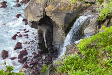 対島の滝、静岡県伊東市城ケ崎海岸橋立にて