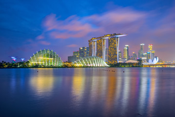 Naklejka premium Singapore city skyline and Marina Bay at night