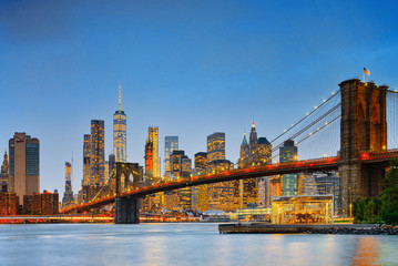 Obraz na płótnie Canvas New York night view of the Lower Manhattan and the Brooklyn Bridge across the East River.