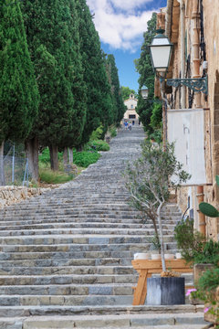 Aufnahme aufw&auml;rts &uuml;ber die Stufen des Carrer del Calvari in Polenca auf Mallorca fotografiert tags&uuml;ber bei blauem Himmel im September 2016